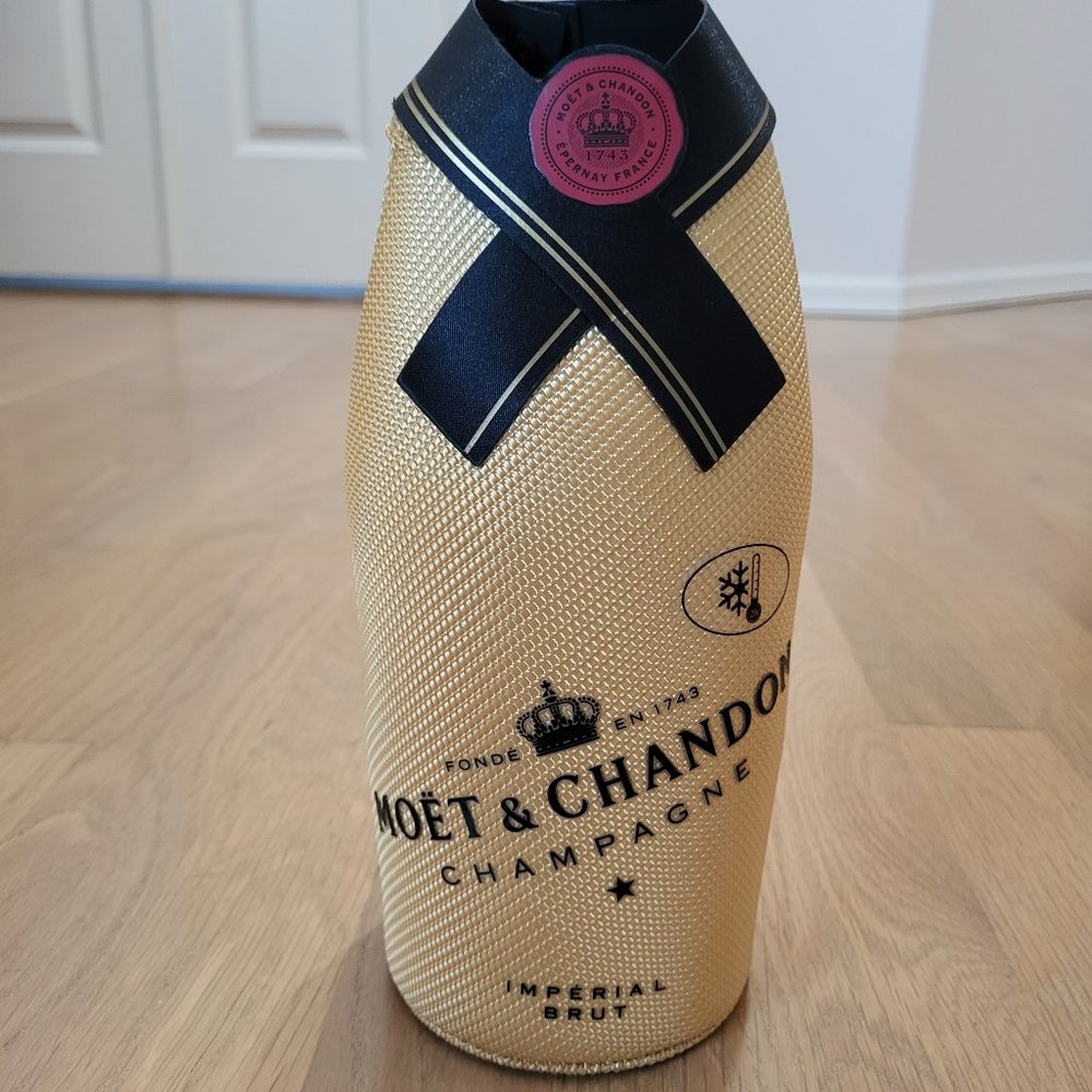 Moet & Chandon Champagne Isotherm Suit Cooler Insulated Jacket Sleeve Cozy